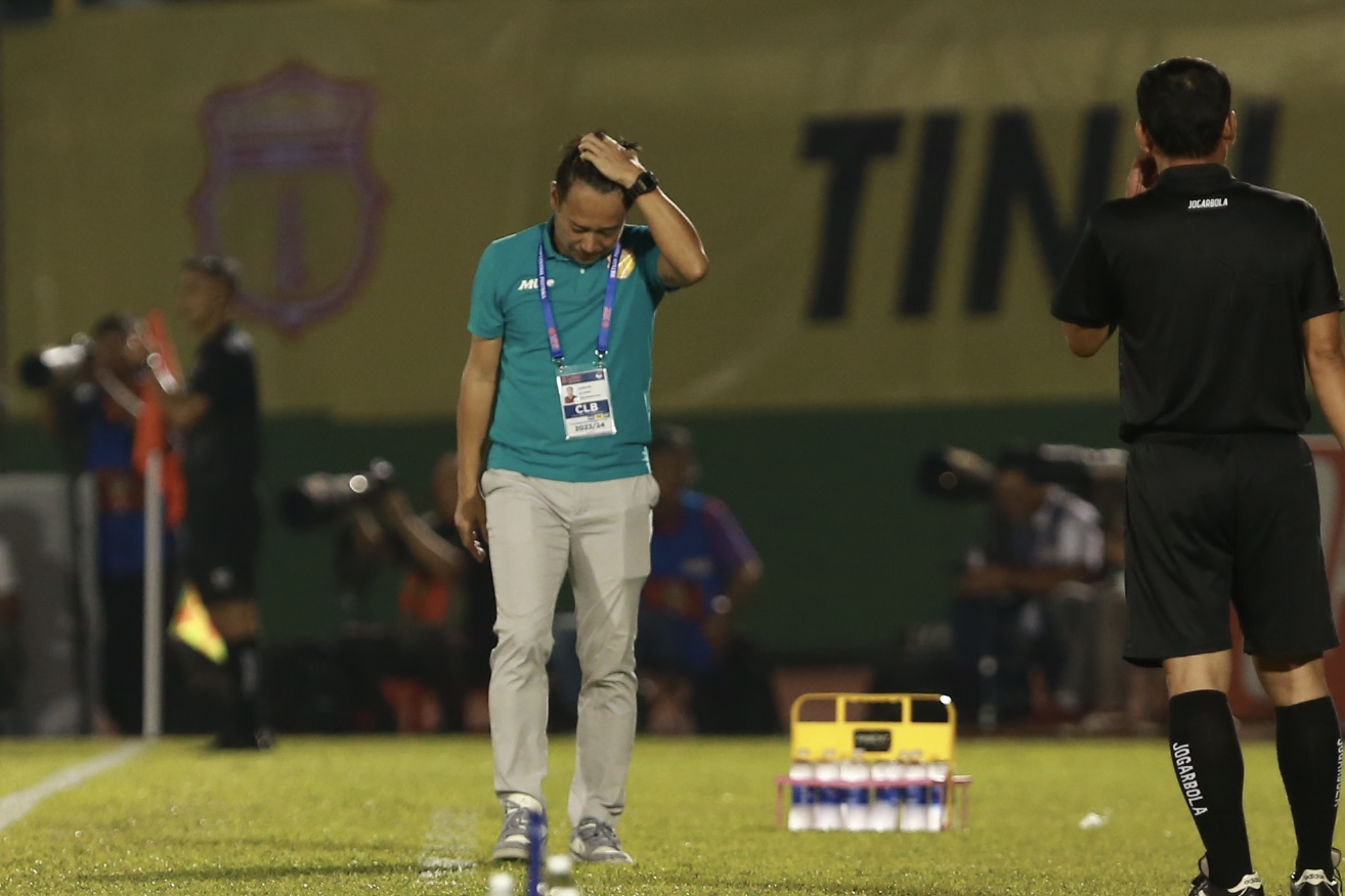 HLV L&ecirc; Huỳnh Đức chia sẻ sau khi B&igrave;nh Dương l&ecirc;n đầu bảng V-League- Ảnh 2.