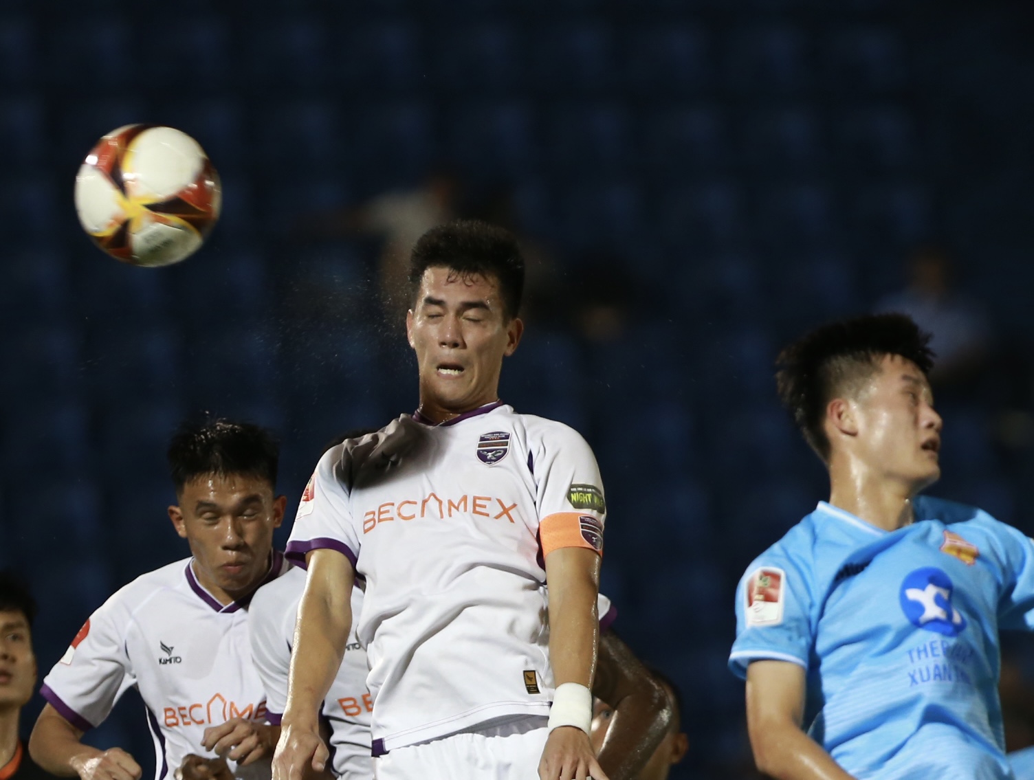 Tiến Linh lại nỗ s&uacute;ng, gi&uacute;p B&igrave;nh Dương ngược d&ograve;ng l&ecirc;n đầu bảng V-League 2023- Ảnh 2.