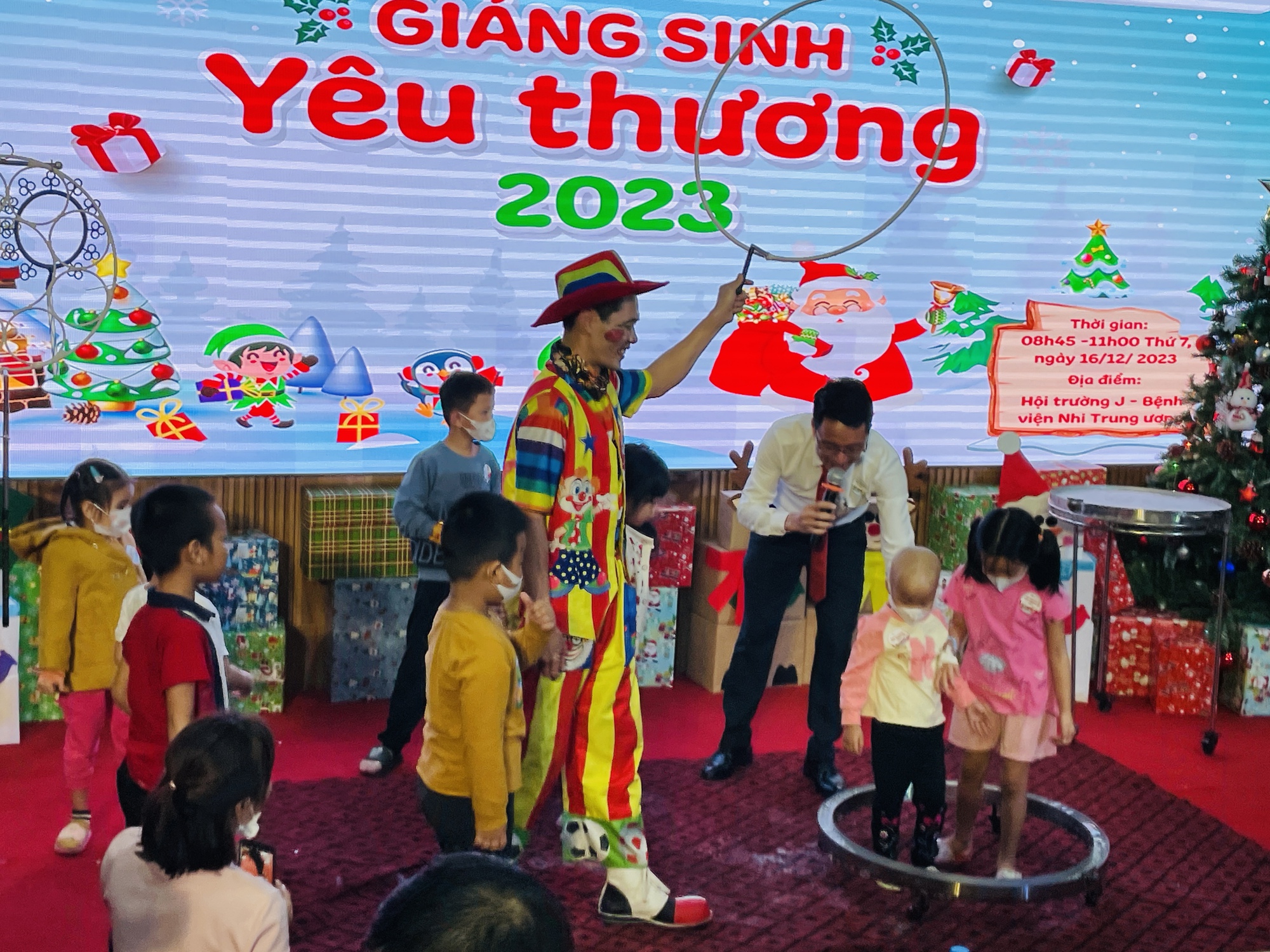 Gi&aacute;ng sinh y&ecirc;u thương cho hơn 2.000 bệnh nhi- Ảnh 1.
