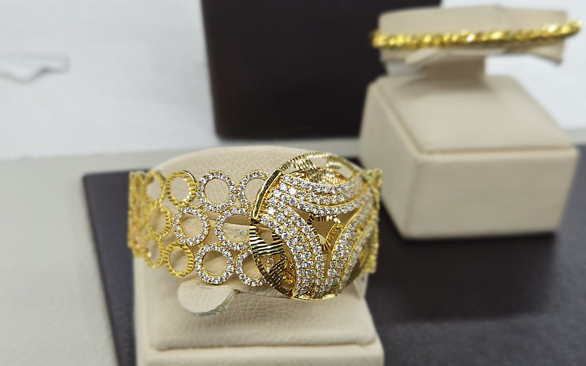 Giá vàng nhẫn 24K, SJC tiếp tục tăng trong sáng 16-12