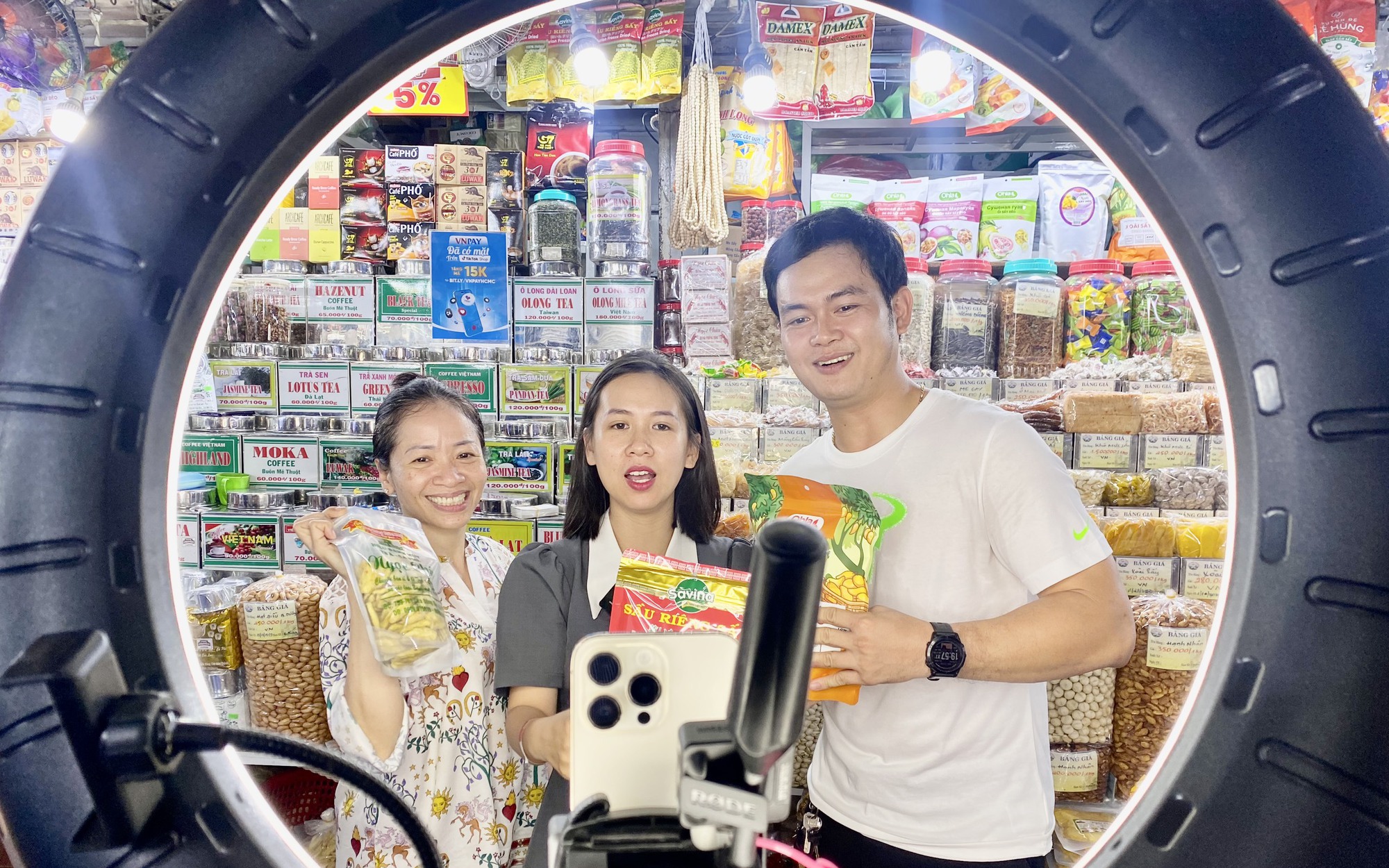 Tiểu thương chợ Bến Thành phải dừng bán vì khách “chốt đơn” trên livestream quá nhiều