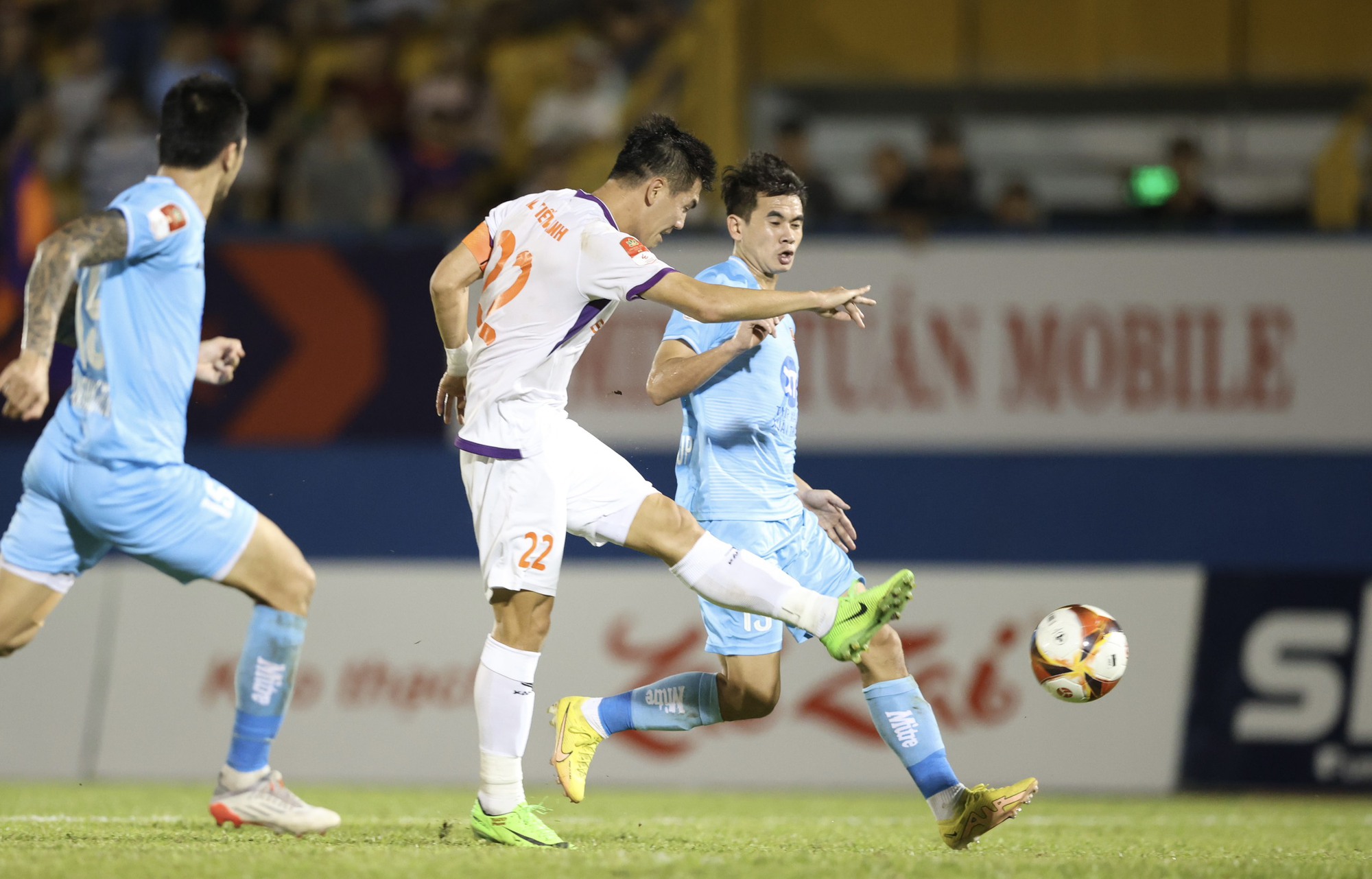 Tiến Linh lại nỗ s&uacute;ng, gi&uacute;p B&igrave;nh Dương ngược d&ograve;ng l&ecirc;n đầu bảng V-League 2023- Ảnh 4.