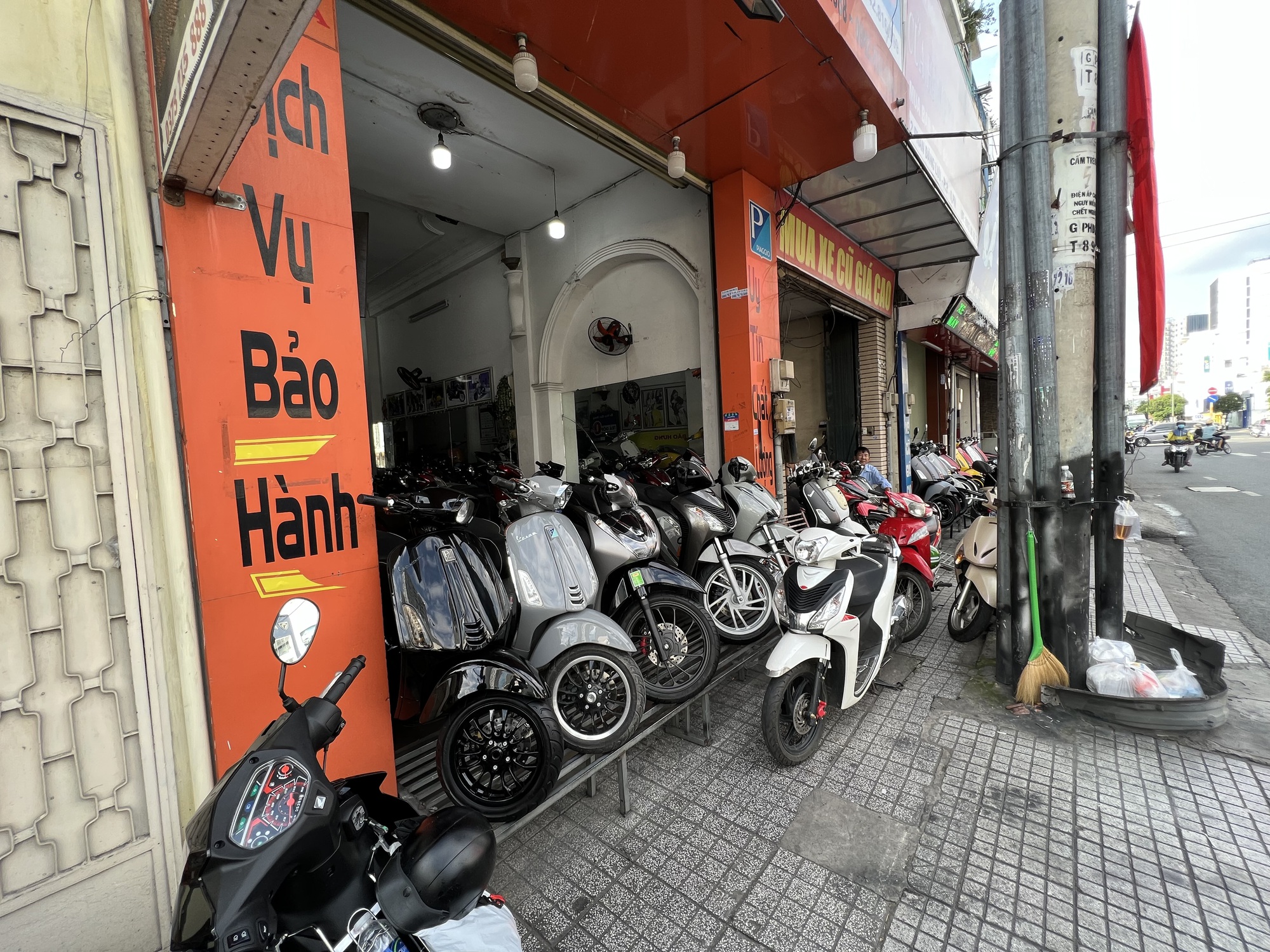 Cửa h&agrave;ng xe m&aacute;y cũ gặp th&ecirc;m c&uacute; "sốc" mới - Ảnh 1.