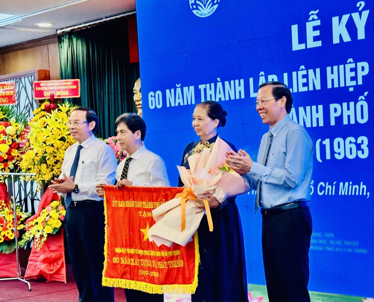 Trang trọng, nghĩa t&igrave;nh lễ Kỷ niệm 60 năm th&agrave;nh lập Li&ecirc;n hiệp c&aacute;c Hội VHNT TP HCM- Ảnh 1.
