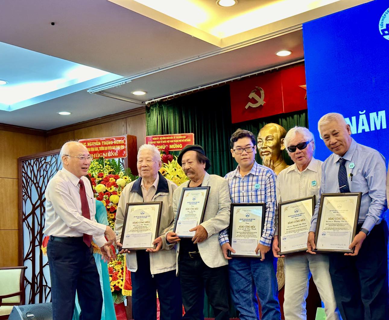 Trang trọng, nghĩa t&igrave;nh lễ Kỷ niệm 60 năm th&agrave;nh lập Li&ecirc;n hiệp c&aacute;c Hội VHNT TP HCM- Ảnh 6.