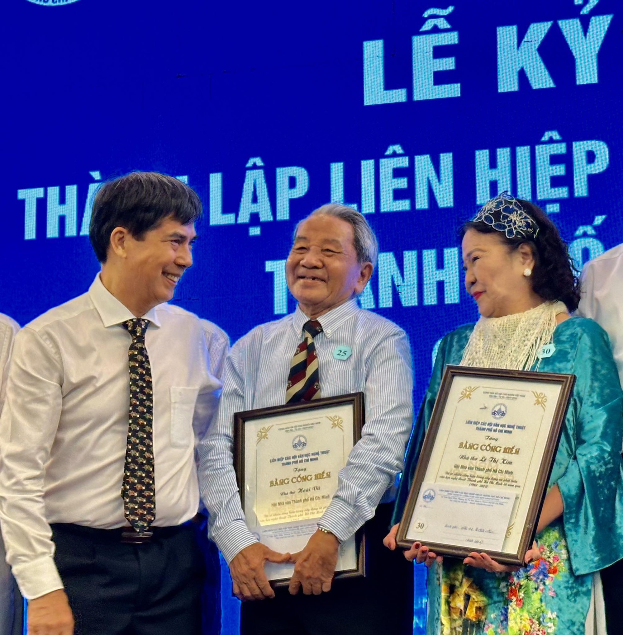 Trang trọng, nghĩa t&igrave;nh lễ Kỷ niệm 60 năm th&agrave;nh lập Li&ecirc;n hiệp c&aacute;c Hội VHNT TP HCM- Ảnh 9.