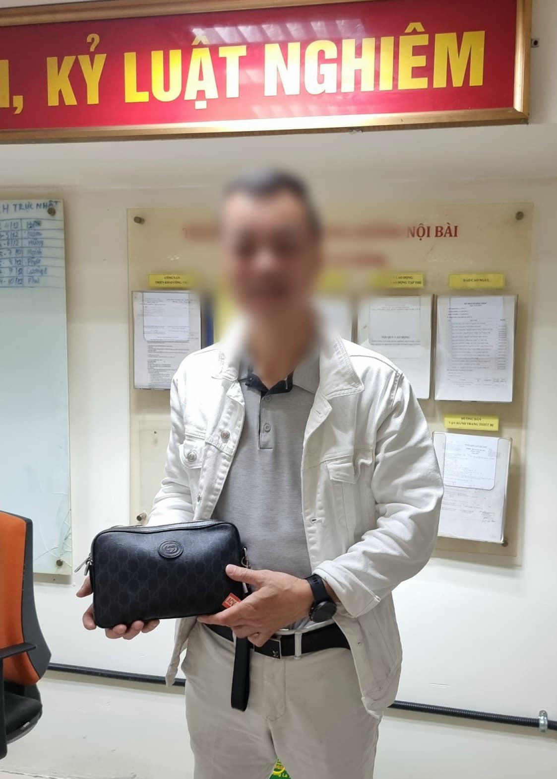 Bay từ &Uacute;c về, kh&aacute;ch rơi v&iacute; chứa 90 triệu đồng ở s&acirc;n bay- Ảnh 3.
