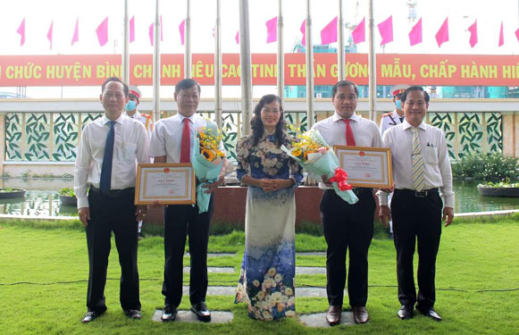 Huyện ủy B&igrave;nh Ch&aacute;nh biểu dương c&aacute; nh&acirc;n c&oacute; th&agrave;nh t&iacute;ch xuất sắc tại lễ ch&agrave;o cờ hằng tuần Ảnh: TRƯỜNG HO&Agrave;NG