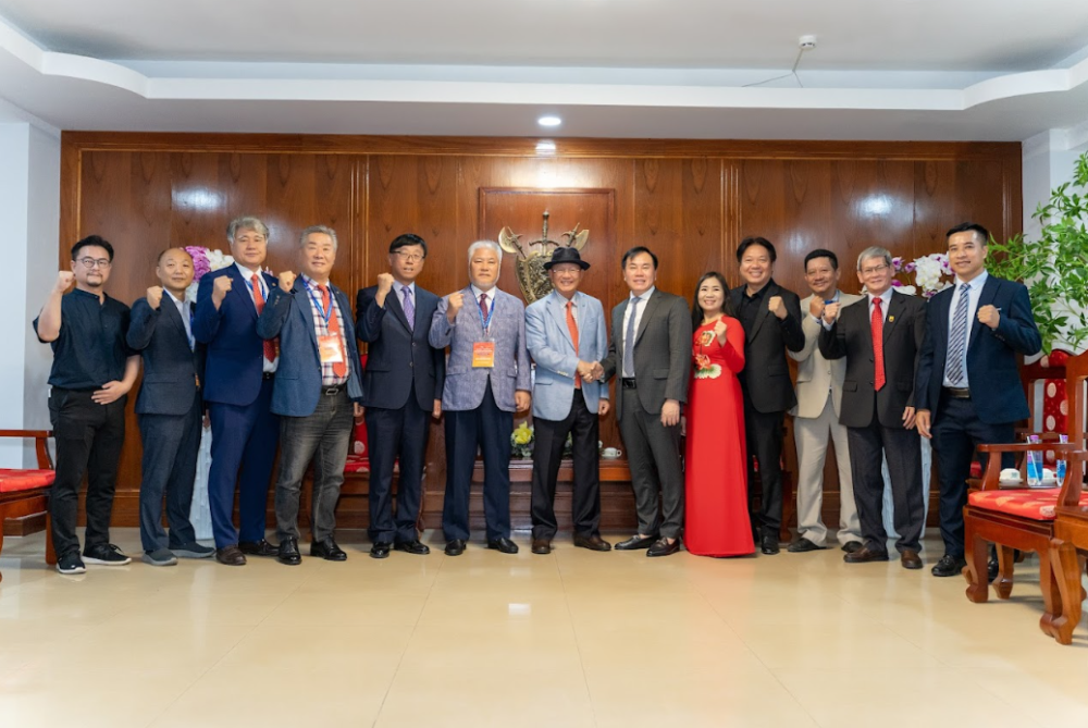 Đại diện nh&agrave; trường chụp ảnh lưu niệm với đo&agrave;n c&ocirc;ng t&aacute;c WoMAU v&agrave; c&aacute;c hiệp hội v&otilde; thuật H&agrave;n Quốc