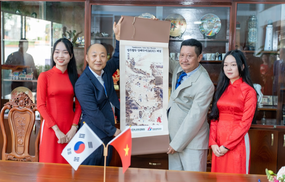 Đại diện nhà trường nhận quà lưu niệm từ đại diện Hiệp hội Taekkyeon Hàn Quốc