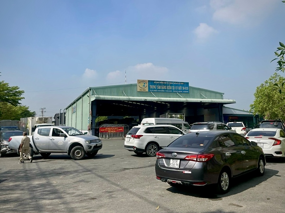 Nguy cơ &ugrave;n tắc đăng kiểm cuối năm- Ảnh 3.