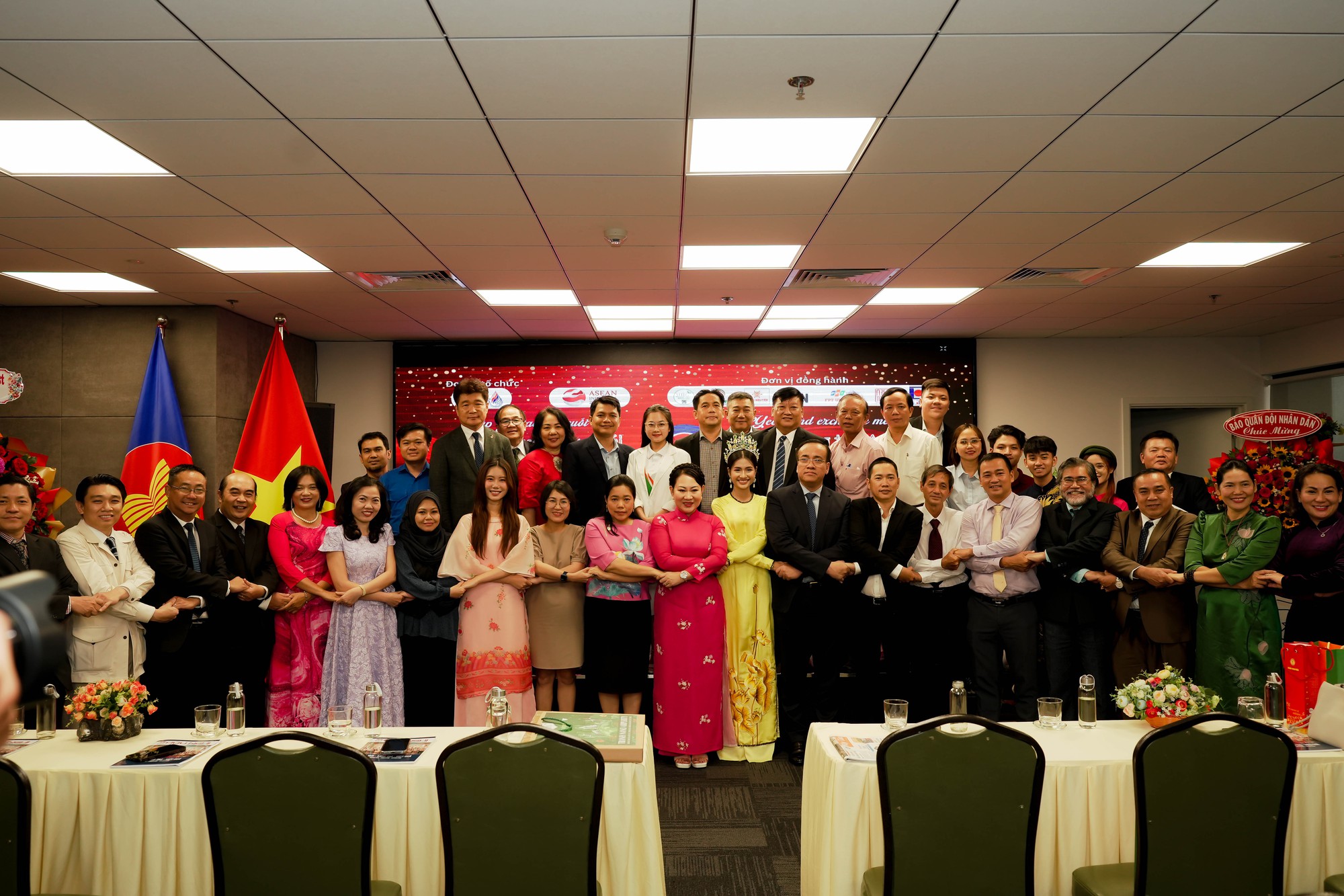 Hoa hậu Nguyễn Thanh Hà giao lưu, kết nối cùng bạn bè quốc tế tại Việt Nam - ASEAN
- Ảnh 1.