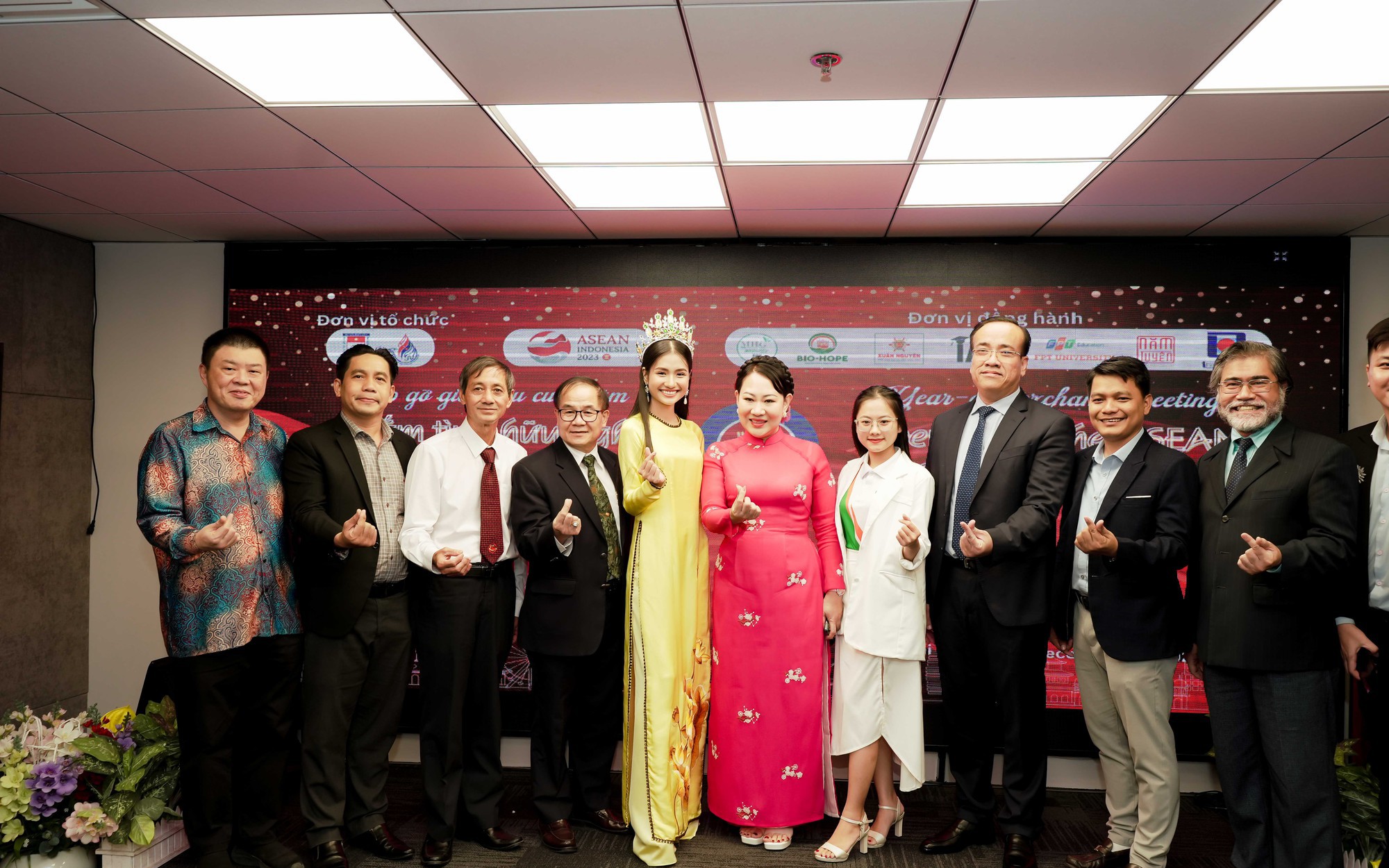 Hoa hậu Nguyễn Thanh Hà giao lưu, kết nối cùng bạn bè quốc tế tại Việt Nam - ASEAN