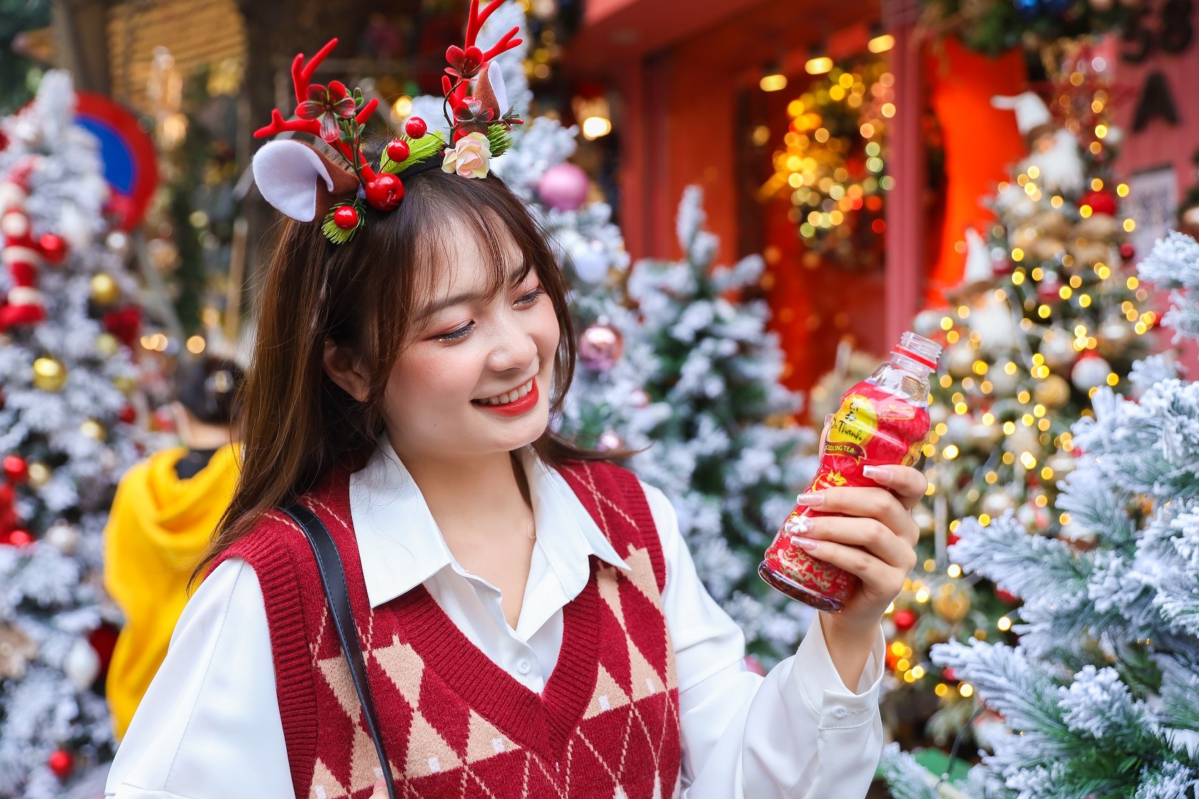 Phố l&ecirc;n đ&egrave;n, gen Z l&ecirc;n đồ đ&oacute;n Gi&aacute;ng sinh c&ugrave;ng m&oacute;n qu&agrave; đặc biệt- Ảnh 1.