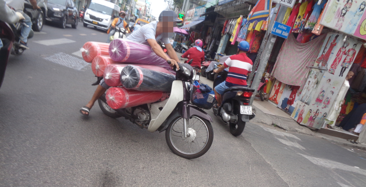 Diễn xiếc tr&ecirc;n đường phố- Ảnh 1.