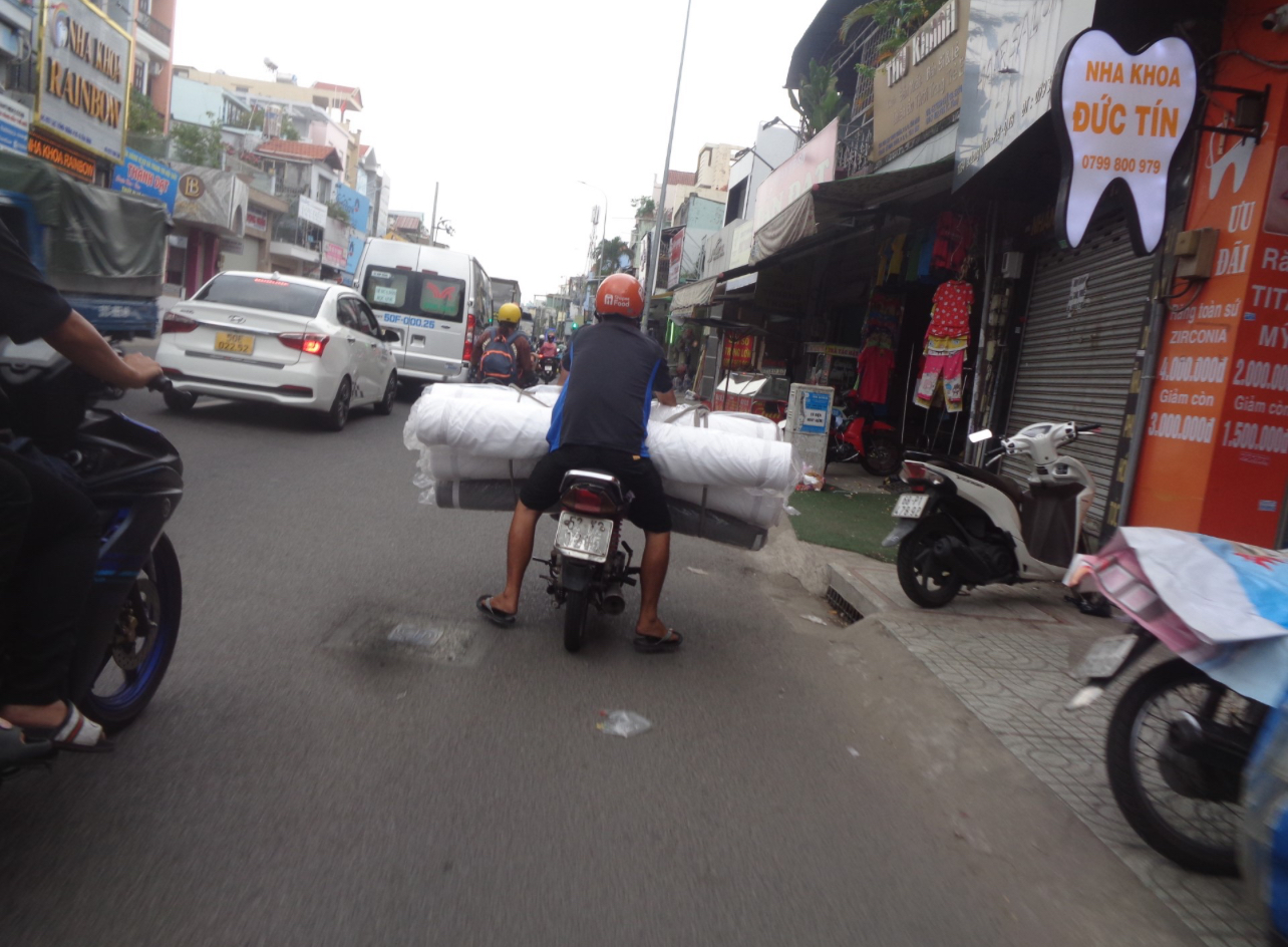 Diễn xiếc tr&ecirc;n đường phố- Ảnh 2.
