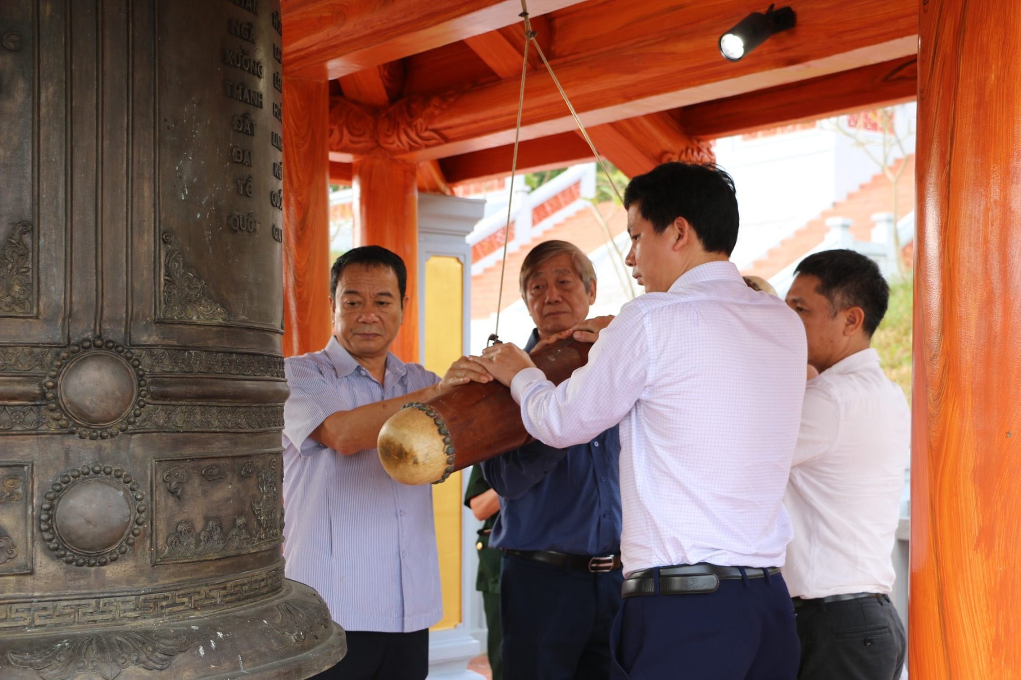 An vị tượng Chủ tịch Hồ Chí Minh tại Đền Tưởng niệm liệt sĩ Trường Sơn - Ảnh 2.