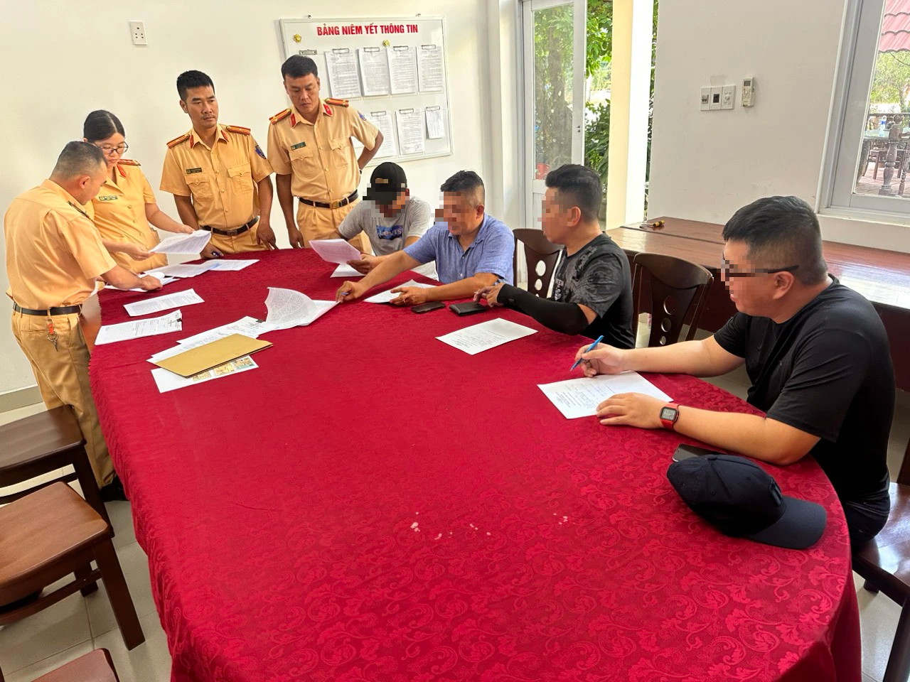 Xử phạt 10 người chạy m&ocirc; t&ocirc; Harley tr&ecirc;n cầu B&igrave;nh Lợi- Ảnh 1.