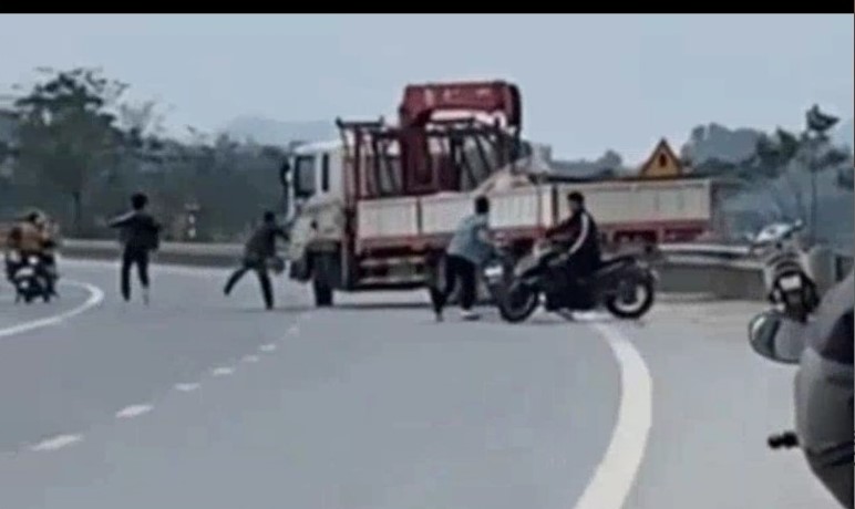 VIDEO: Nh&oacute;m thanh ni&ecirc;n cầm hung kh&iacute; chặn đập ph&aacute; xe &ocirc;t&ocirc; tr&ecirc;n quốc lộ- Ảnh 1.