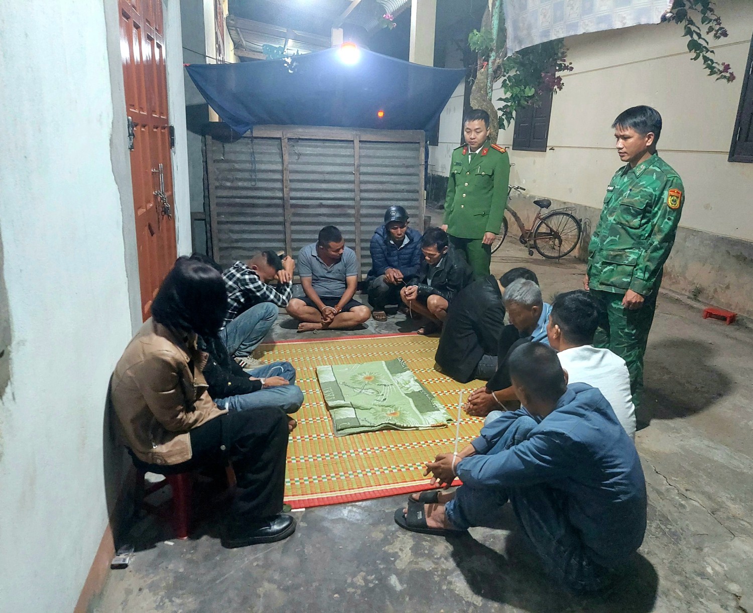 Bắt quả tang 11 người đ&aacute;nh bạc bằng x&oacute;c đĩa- Ảnh 1.