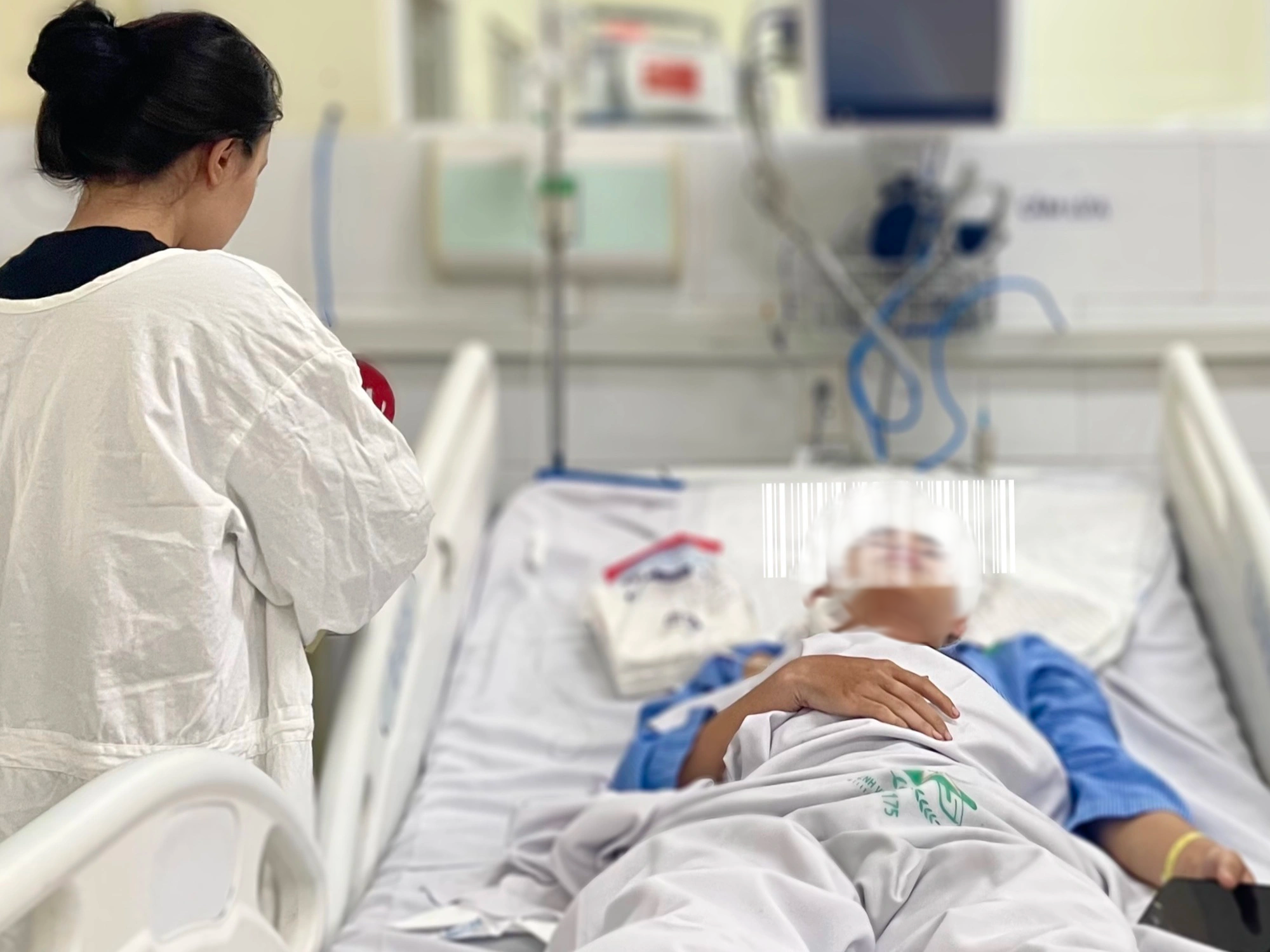 M&acirc;u thuẫn sau đ&aacute; b&oacute;ng, nam sinh vi&ecirc;n bị đ&acirc;m thủng động mạch đốt sống- Ảnh 1.
