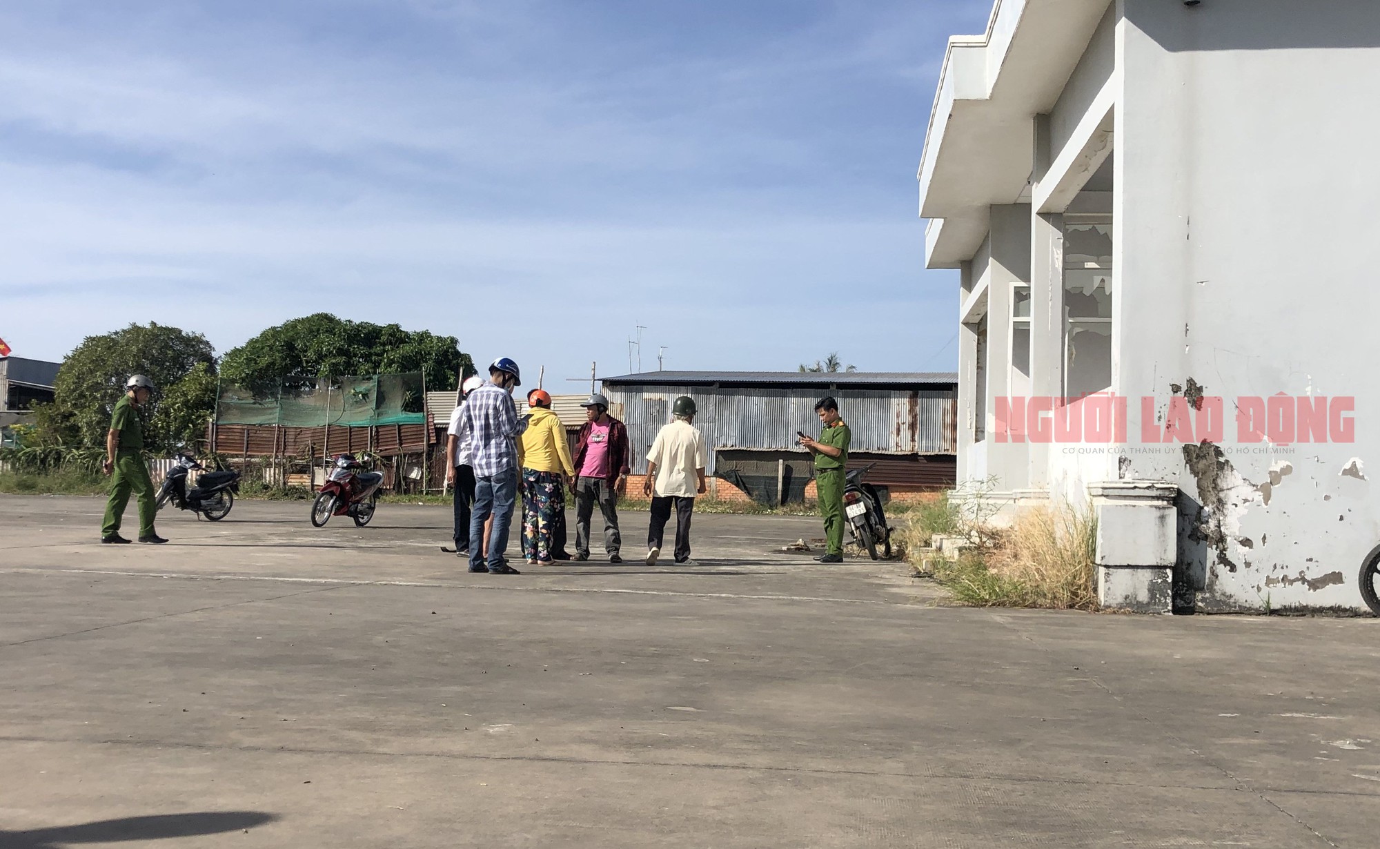 Người đàn ông bán vé số dạo tử vong trong tư thế treo cổ- Ảnh 1.