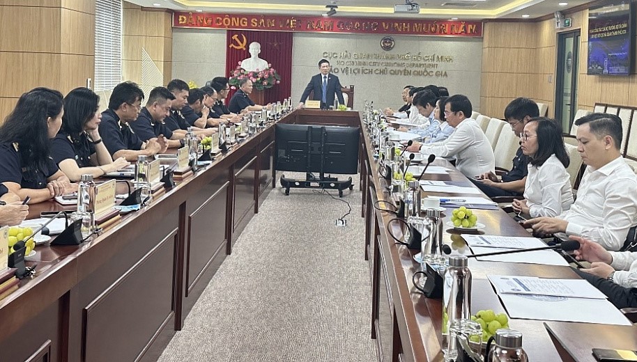 Bộ trưởng Hồ Đức Phớc l&agrave;m việc với Cục Hải quan TP HCM- Ảnh 1.