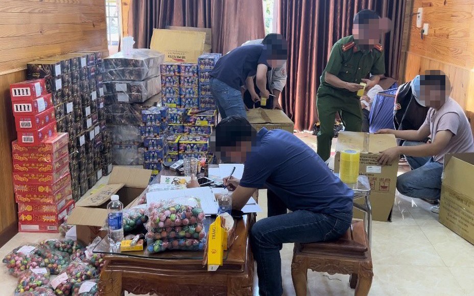Rao b&aacute;n hơn 600 kg ph&aacute;o nổ tr&ecirc;n mạng x&atilde; hội