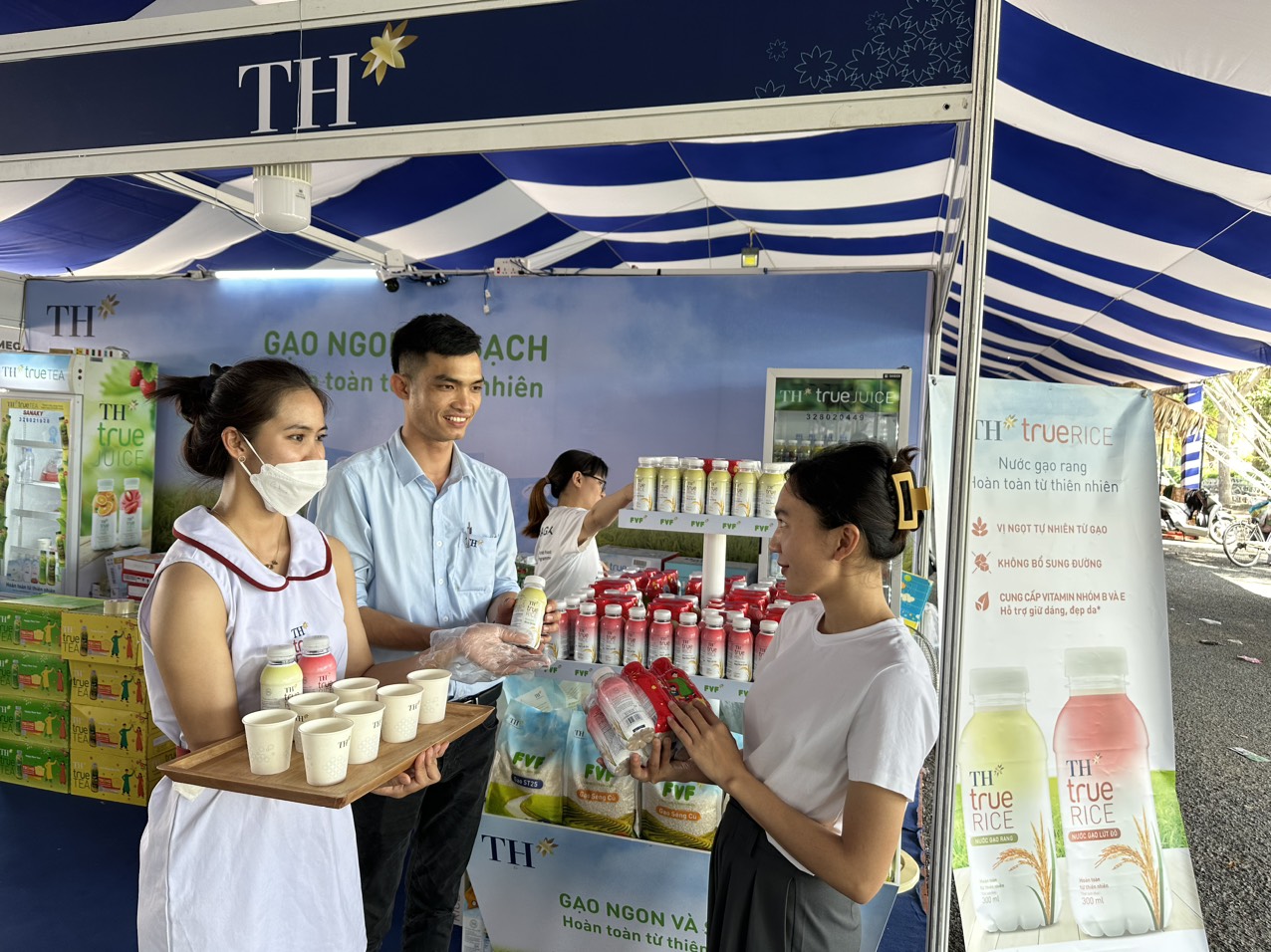 Festival Lúa gạo 2023: Nước gạo rang TH true RICE được nhiều người “mê”- Ảnh 1.