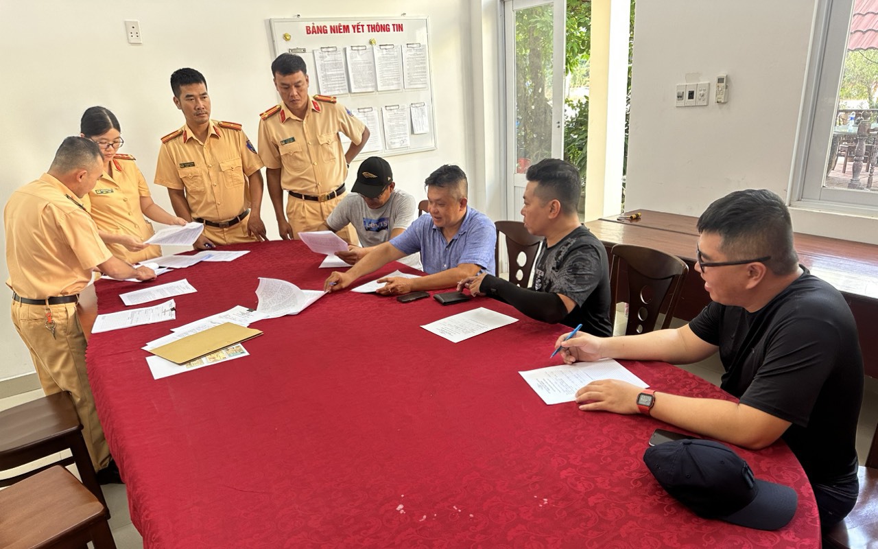 Xử phạt 10 người chạy mô tô Harley trên cầu Bình Lợi