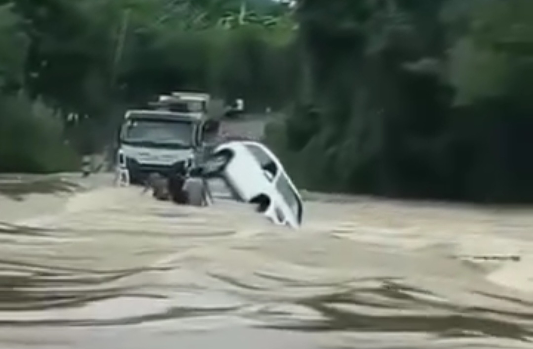 Clip: Xe Mercedes băng qua cầu tr&agrave;n bị lũ cuốn,2 người tho&aacute;t chết- Ảnh 1.
