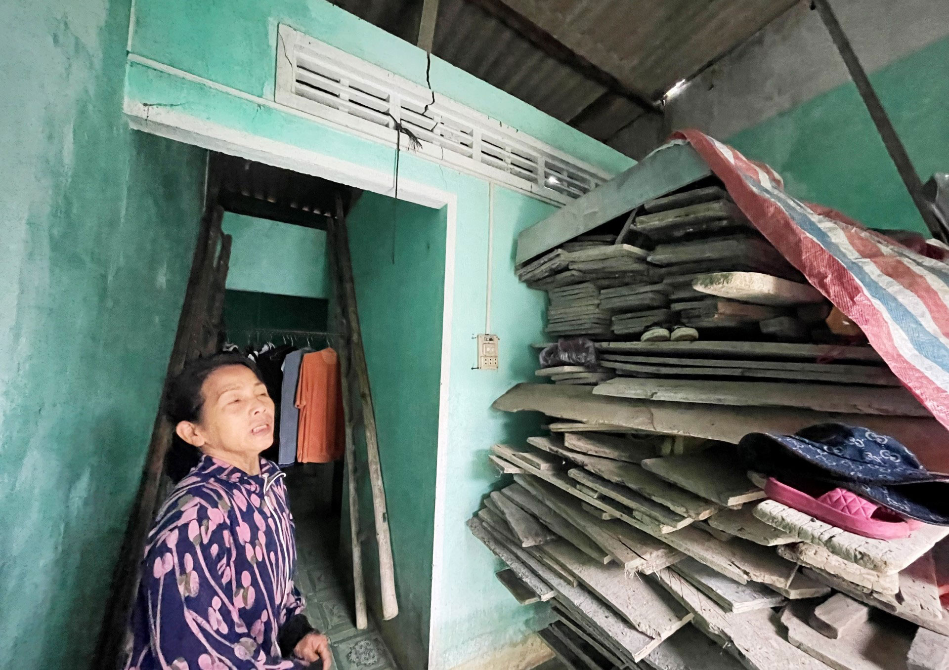 Nhà của nhiều hộ dân tổ 6, phường Lê Hồng Phong, TP Quảng Ngãi bị hư hỏng, xuống cấp nghiêm trọng nhưng không thể làm mới, sửa chữa vì vướng quy hoạch treo 27 năm qua