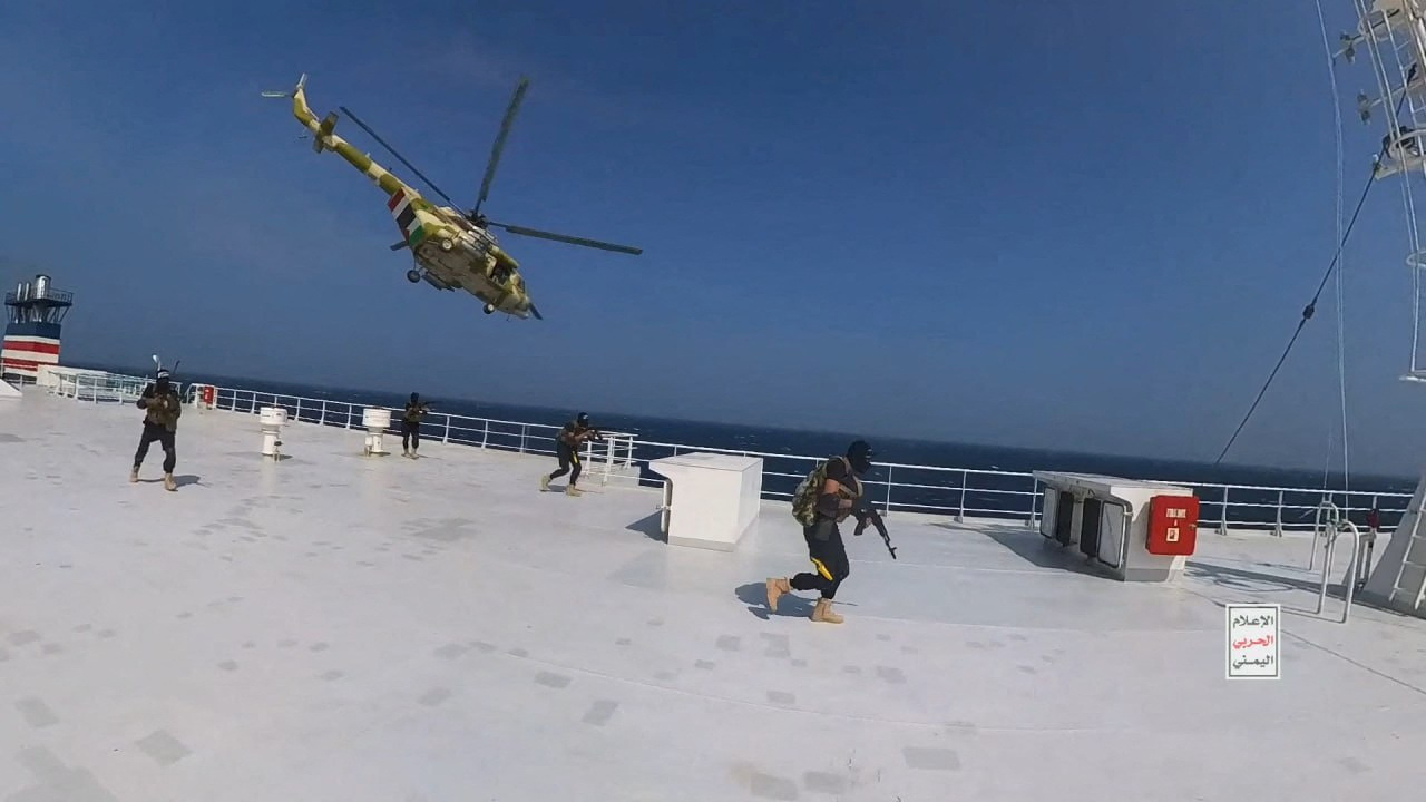C&aacute;c tay s&uacute;ng Houthi tr&ecirc;n một t&agrave;u h&agrave;ng ở biển Đỏ trong bức ảnh c&ocirc;ng bố h&ocirc;m 20-11Ảnh: Reuters