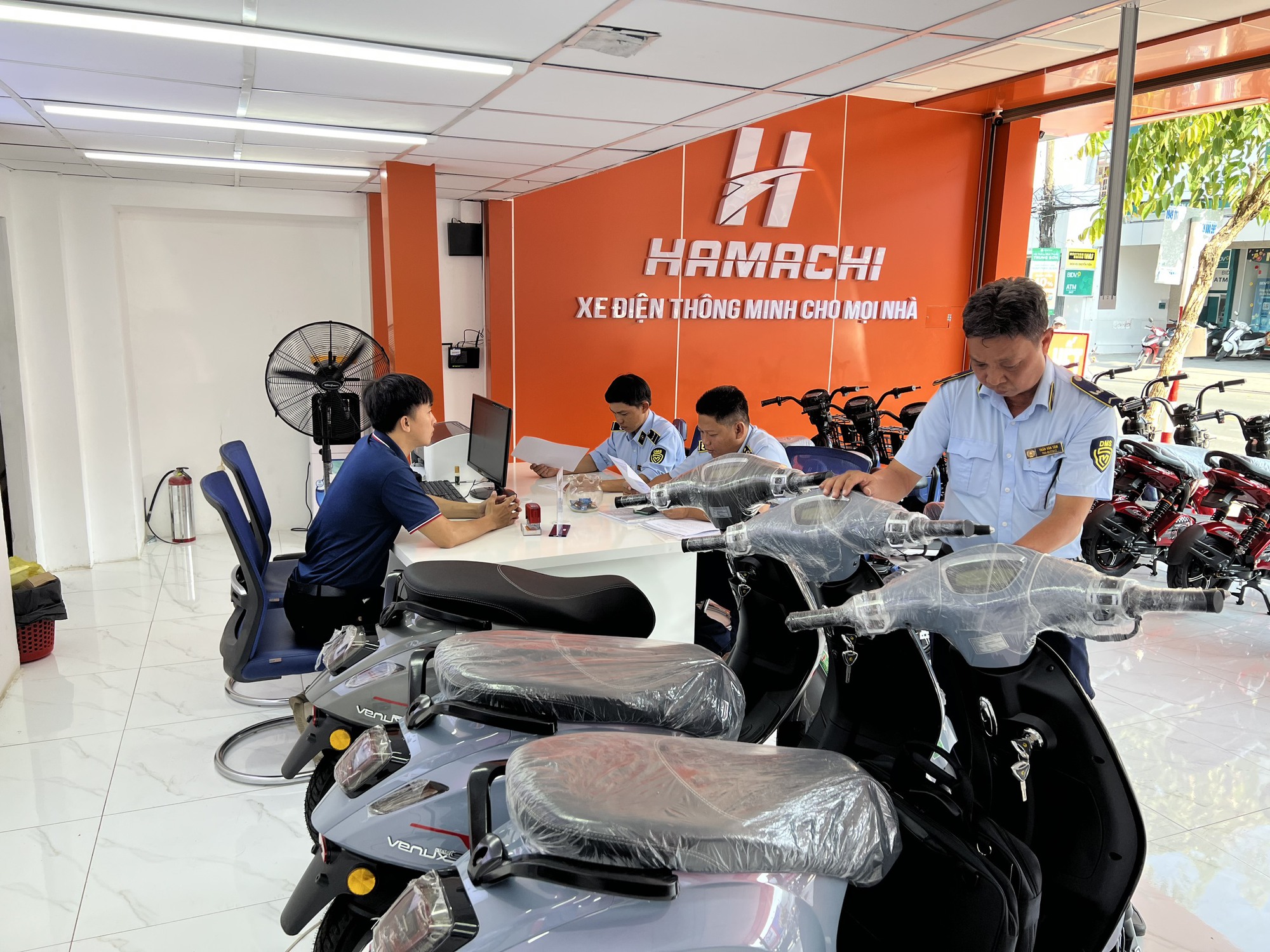 H&agrave;ng loạt cửa h&agrave;ng xe điện đ&oacute;ng cửa để đối ph&oacute; đo&agrave;n kiểm tra- Ảnh 2.