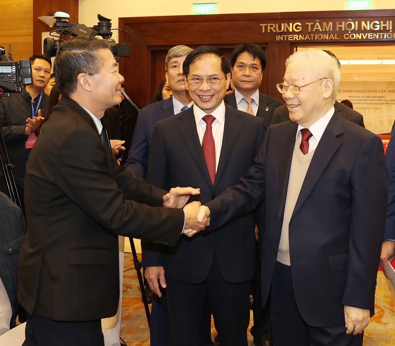Tổng B&iacute; thư Nguyễn Ph&uacute; Trọng với c&aacute;c đại biểu dự Hội nghị Ngoại giao lần thứ 32Ảnh: TTXVN