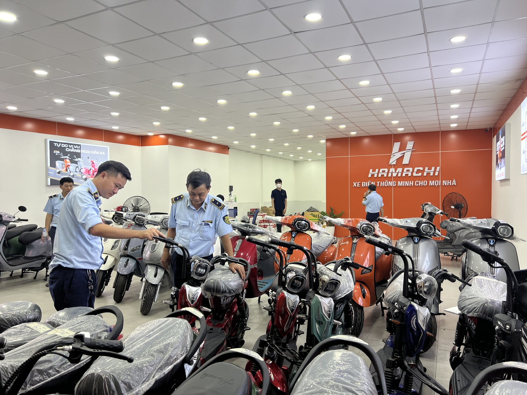 H&agrave;ng loạt cửa h&agrave;ng xe điện đ&oacute;ng cửa để đối ph&oacute; đo&agrave;n kiểm tra- Ảnh 1.