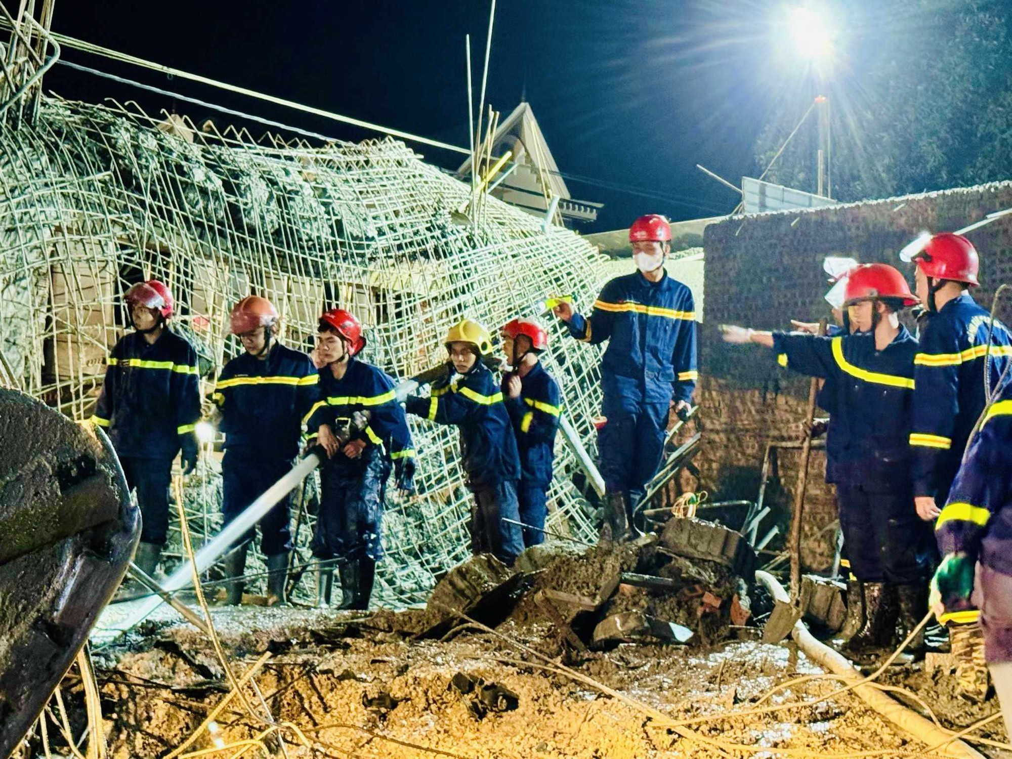 Tìm thấy thi thể người đàn ông bị vùi lấp trong vụ sập giàn giáo- Ảnh 2.