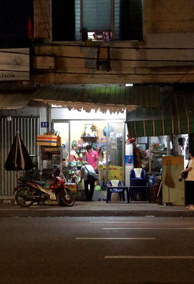 Người đàn ông thu gom và bán quà từ thiện cho tiệm tạp hóa Ảnh LÊ VĨNH