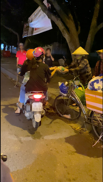 Nhận quà từ người làm từ thiện Ảnh: MINH DIỄM