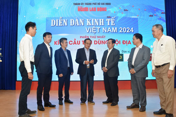 Ban Tổ chức v&agrave; c&aacute;c kh&aacute;ch mời trao đổi b&ecirc;n lề Diễn đ&agrave;n Kinh tế Việt Nam 2024 - Phi&ecirc;n thứ nhất: &ldquo;K&iacute;ch cầu ti&ecirc;u d&ugrave;ng nội địa&rdquo;,  do B&aacute;o Người Lao Động tổ chức s&aacute;ng 19-12Ảnh: TẤN THẠNH