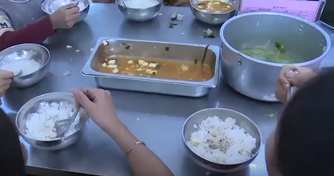 Bộ GD-ĐT vào cuộc vụ 11 học sinh ăn 2 gói mì tôm chan cơm- Ảnh 1.