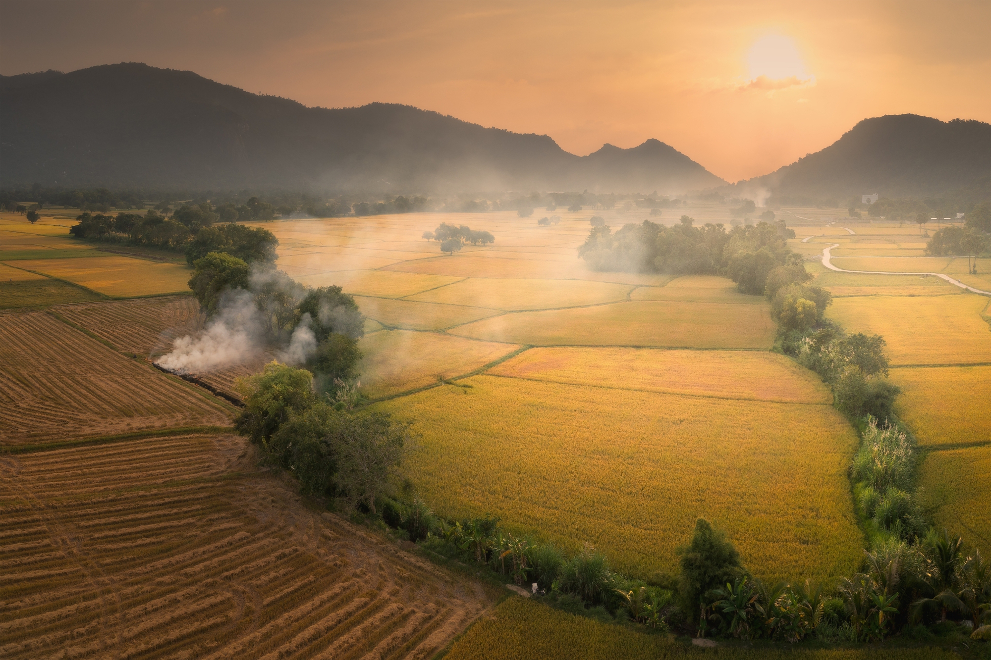 Sắc màu Tà Pạ- Ảnh 1.