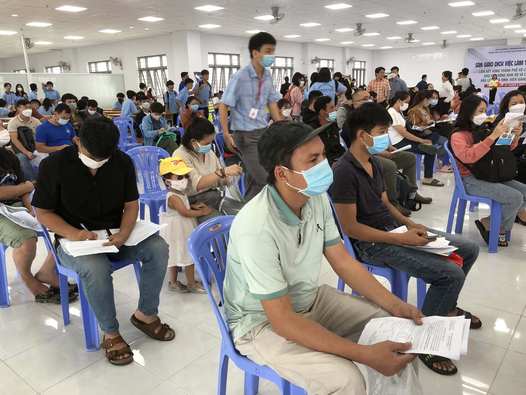 Người lao động l&agrave;m thủ tục hưởng trợ cấp thất nghiệp tại Trung t&acirc;m dịch vụ việc l&agrave;m TP HCM