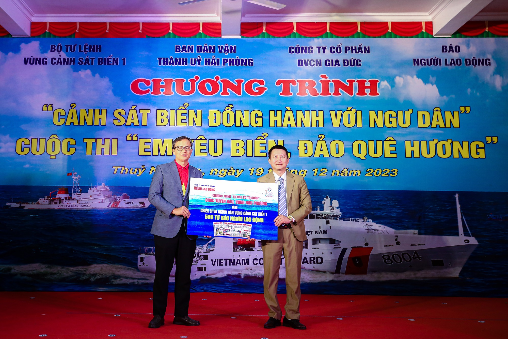 Báo Người Lao Động trao tặng 1.000 lá cờ Tổ quốc tại Hải Phòng- Ảnh 2.