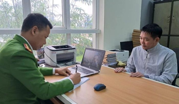 Bắt giữ đối tượng chiếm đoạt 5 tỉ đồng, phát hiện nhiều thẻ phóng viên, biên tập viên- Ảnh 1.