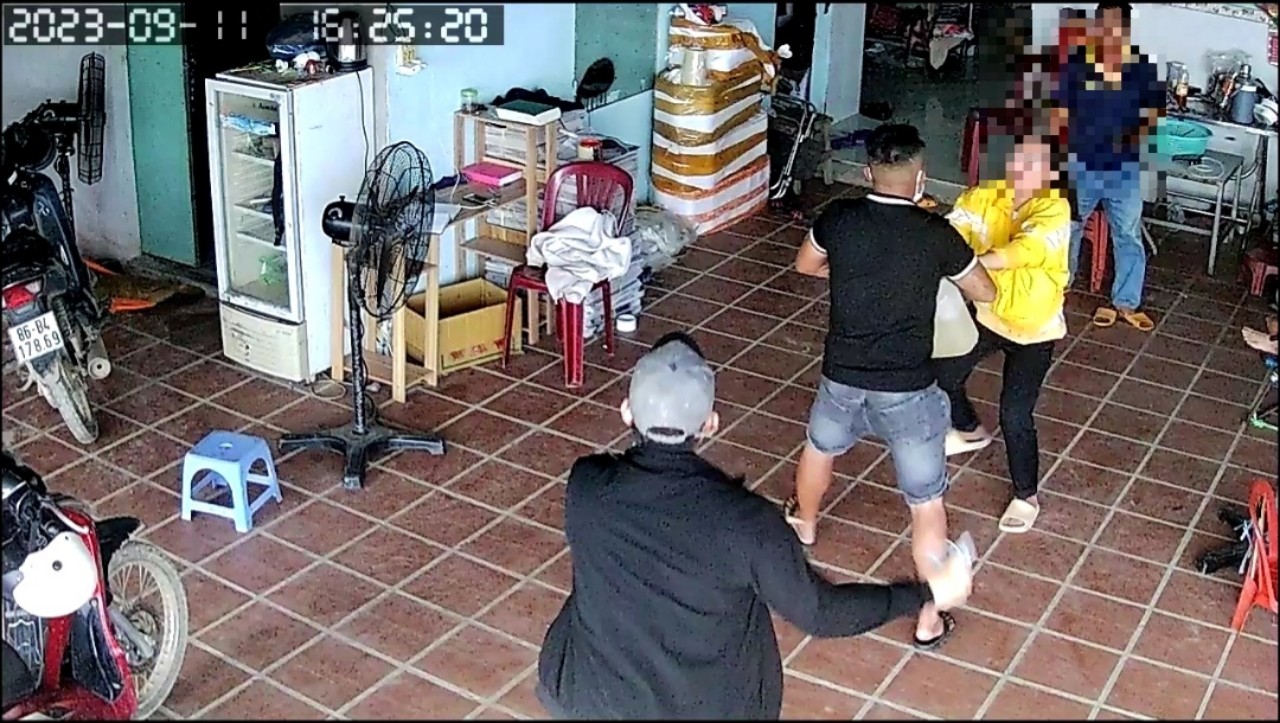 B&igrave;nh Thuận: Truy tố 2 người con trai tưới xăng dọa đốt nh&agrave; mẹ ruột- Ảnh 1.