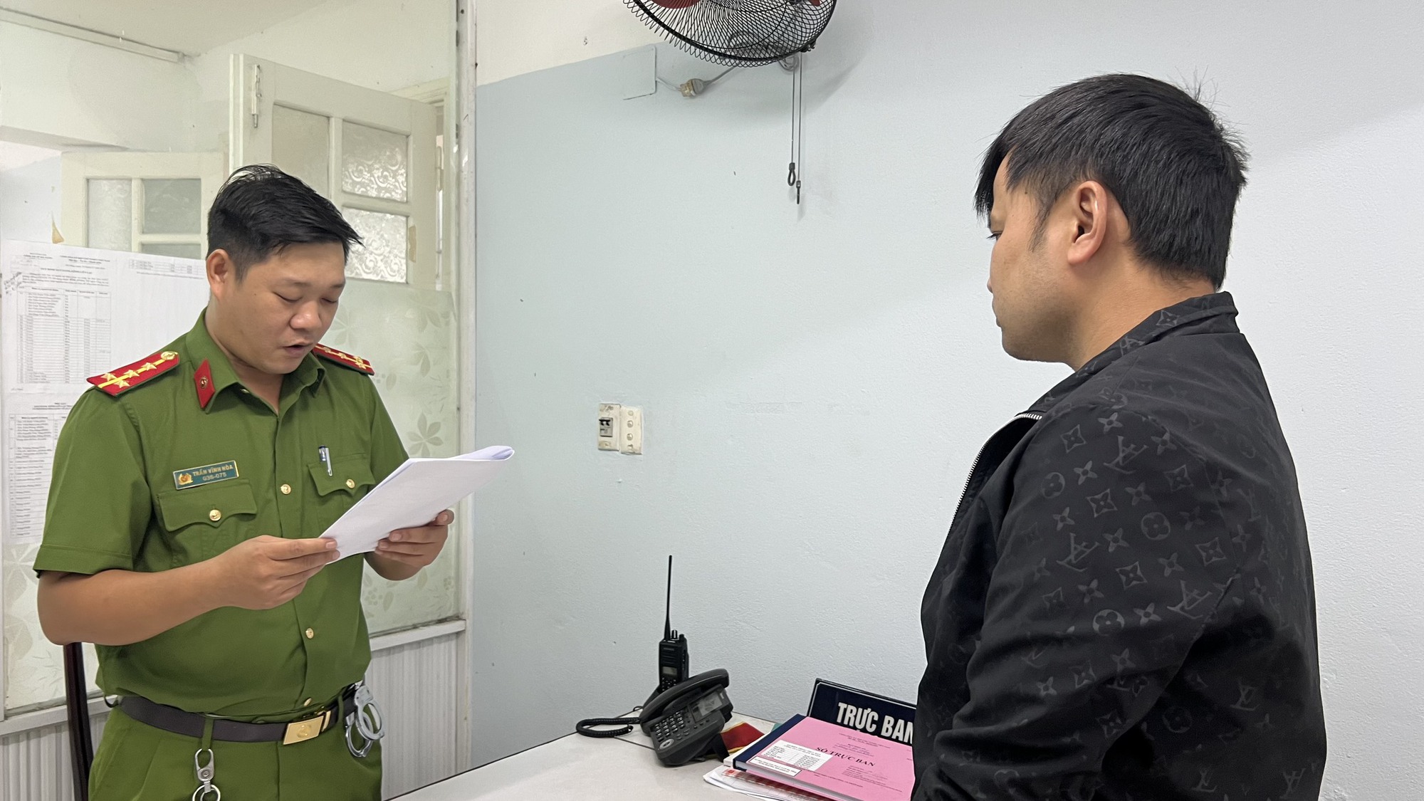 Bắt gi&aacute;m đốc doanh nghiệp tại Đ&agrave; Nẵng lừa đảo gần 10 tỉ đồng- Ảnh 1.