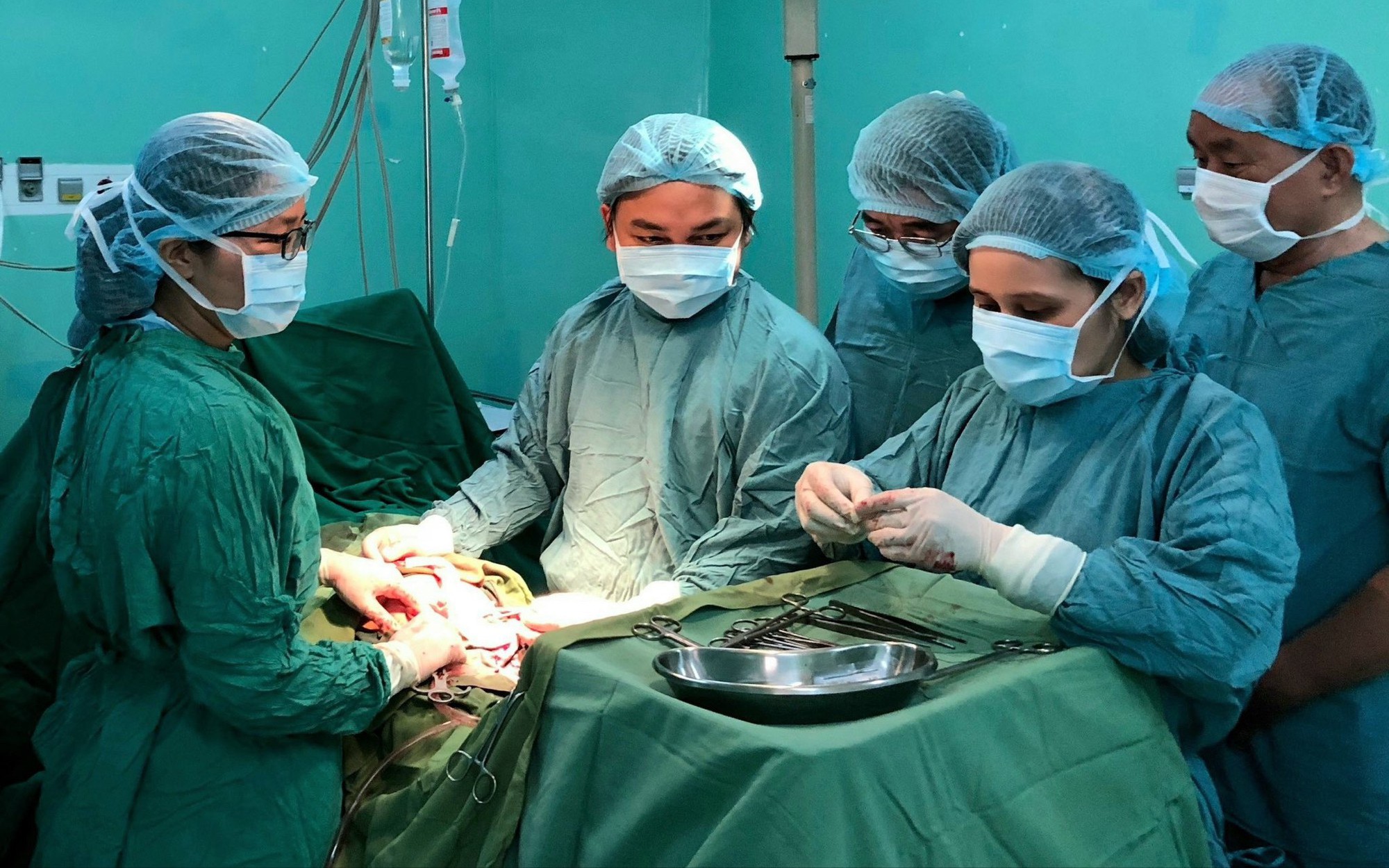 Áp xe buồng trứng, nhiễm trùng huyết vì mảnh xương cá
