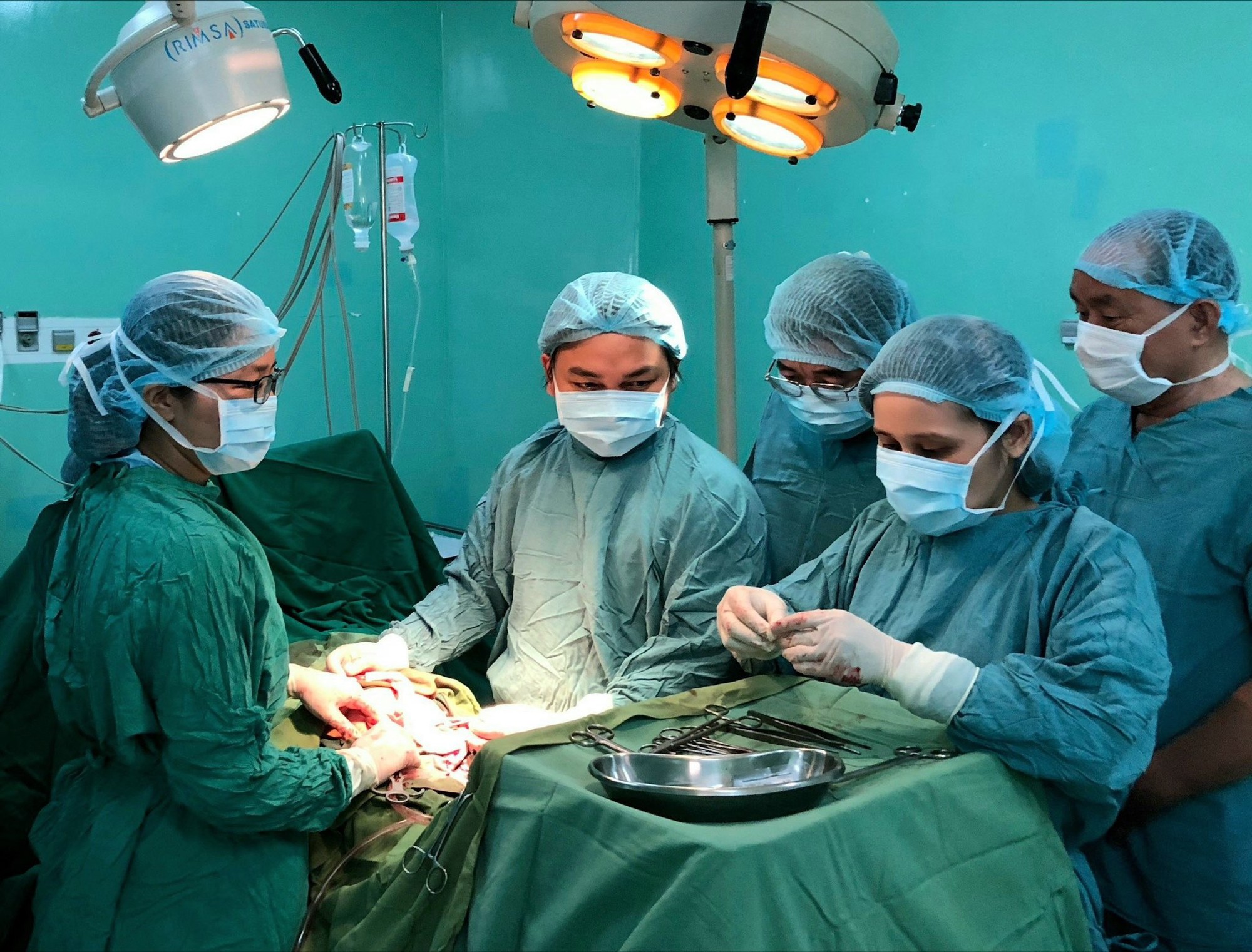 Một ca bệnh được c&aacute;c b&aacute;c sĩ Bệnh viện H&ugrave;ng Vương (TP HCM) phẫu thuật cứu sống
