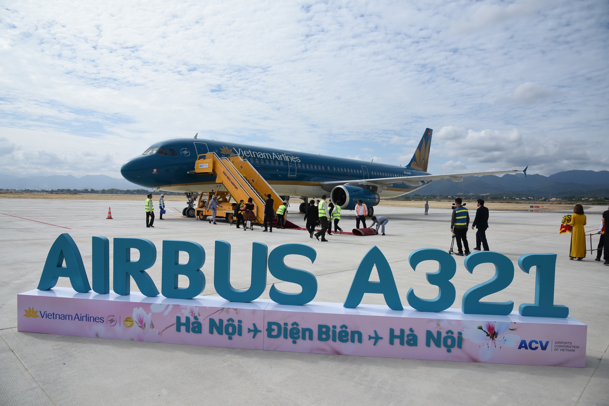 Những h&agrave;nh kh&aacute;ch đầu ti&ecirc;n &ldquo;x&ocirc;ng đất&rdquo; 
s&acirc;n bay Điện Bi&ecirc;n mới- Ảnh 5.